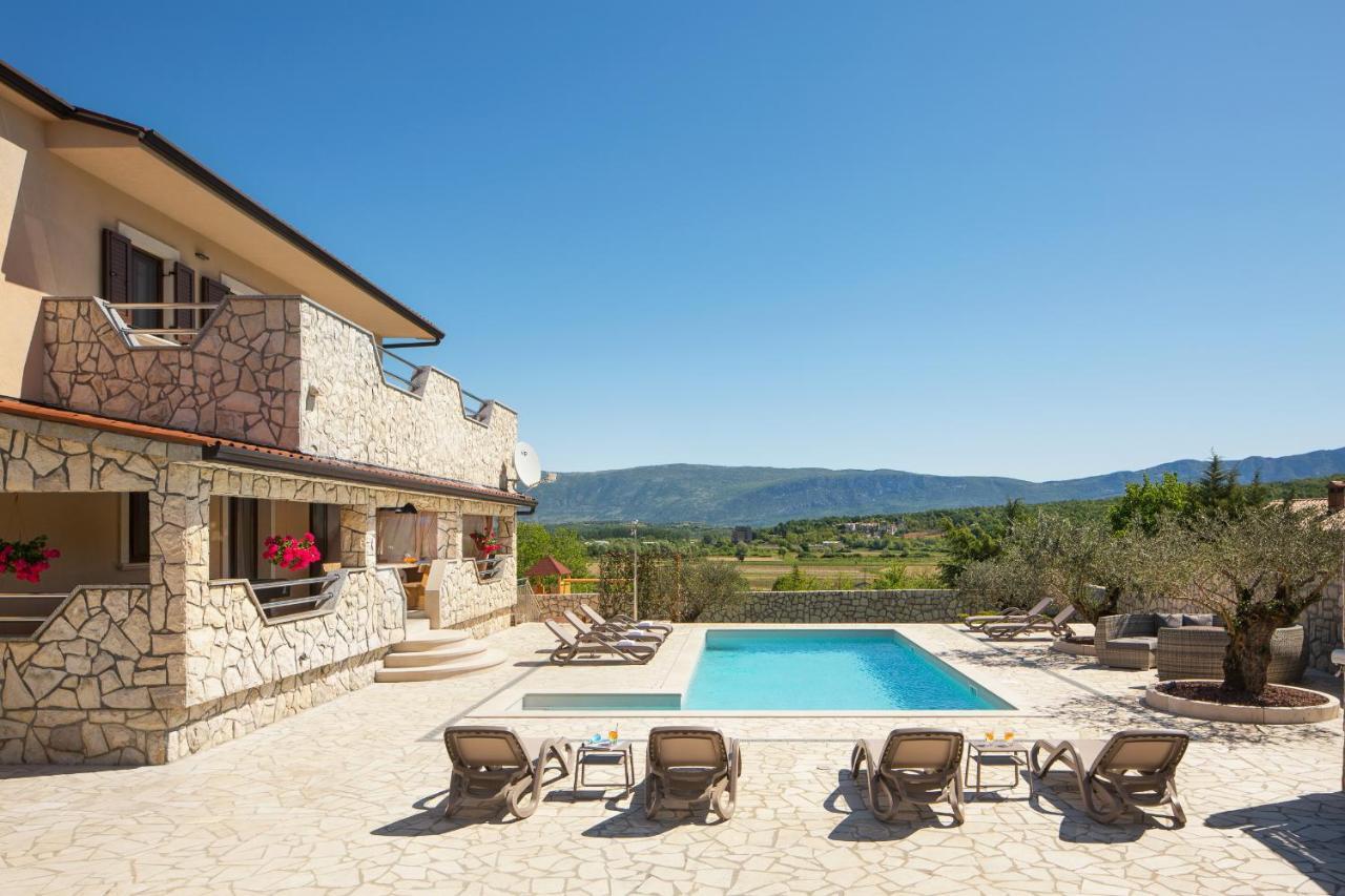 Villa Vesna With Sauna, Hot Tub Potpićan Zewnętrze zdjęcie