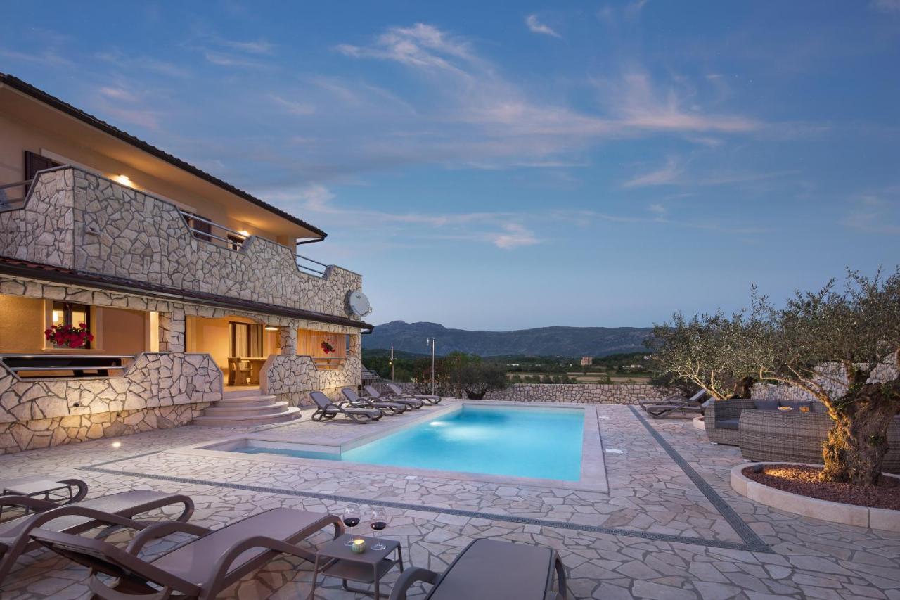 Villa Vesna With Sauna, Hot Tub Potpićan Zewnętrze zdjęcie